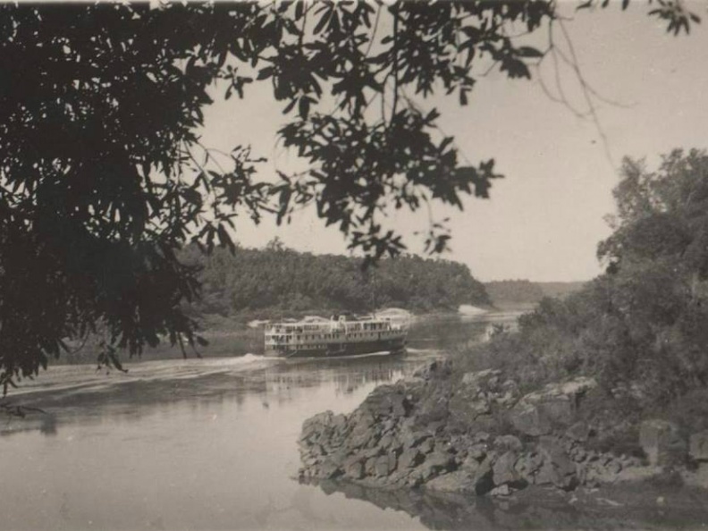 un barco en el Paraná