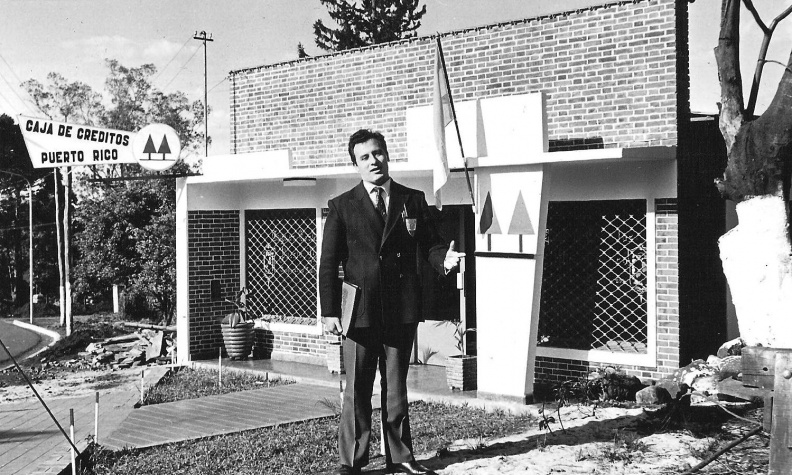 Maximiliano Olmedo frente al primer edificio propio de la Caja de Créditos Puerto Rico.jpg
